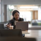 Z - Zertifikatskurse  Zertifikatskurse sind spezielle Weiterbildungsmaßnahmen, die mit einem anerkannten Zertifikat abgeschlossen werden. Diese Zertifikate dienen als Nachweis über den Erwerb spezifischer Kenntnisse und Fähigkeiten und sind oft berufsrelevant. Sie werden von Universitäten, Fachhochschulen, IHKs und anderen Bildungseinrichtungen angeboten. Zertifikatskurse sind in der Regel kürzer als ein Studium und bieten eine praxisorientierte Qualifizierung.