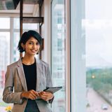 Y - Young Professionals  Young Professionals sind junge Berufstätige, die bereits erste Erfahrungen im Berufsleben gesammelt haben und nun ihre Karriere vorantreiben möchten. In der Weiterbildung bedeutet dies, dass spezielle Programme und Seminare angeboten werden, die auf die Bedürfnisse und Anforderungen dieser Zielgruppe abgestimmt sind. Diese Weiterbildungen konzentrieren sich oft auf Führungskompetenzen, Projektmanagement und fachliche Spezialisierungen.