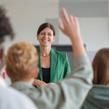 W - Weiterbildungsgutschein  Der Weiterbildungsgutschein ist ein Förderinstrument der Bundesagentur für Arbeit, das Arbeitslosen oder von Arbeitslosigkeit bedrohten Personen die Teilnahme an einer beruflichen Weiterbildung ermöglicht. Der Gutschein deckt die Kosten für die Weiterbildung und wird an zertifizierte Bildungsanbieter ausgegeben. Ziel ist es, die Beschäftigungsfähigkeit der Teilnehmer zu erhöhen und ihre Chancen auf dem Arbeitsmarkt zu verbessern.