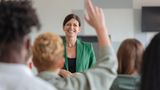 W - Weiterbildungsgutschein  Der Weiterbildungsgutschein ist ein Förderinstrument der Bundesagentur für Arbeit, das Arbeitslosen oder von Arbeitslosigkeit bedrohten Personen die Teilnahme an einer beruflichen Weiterbildung ermöglicht. Der Gutschein deckt die Kosten für die Weiterbildung und wird an zertifizierte Bildungsanbieter ausgegeben. Ziel ist es, die Beschäftigungsfähigkeit der Teilnehmer zu erhöhen und ihre Chancen auf dem Arbeitsmarkt zu verbessern.