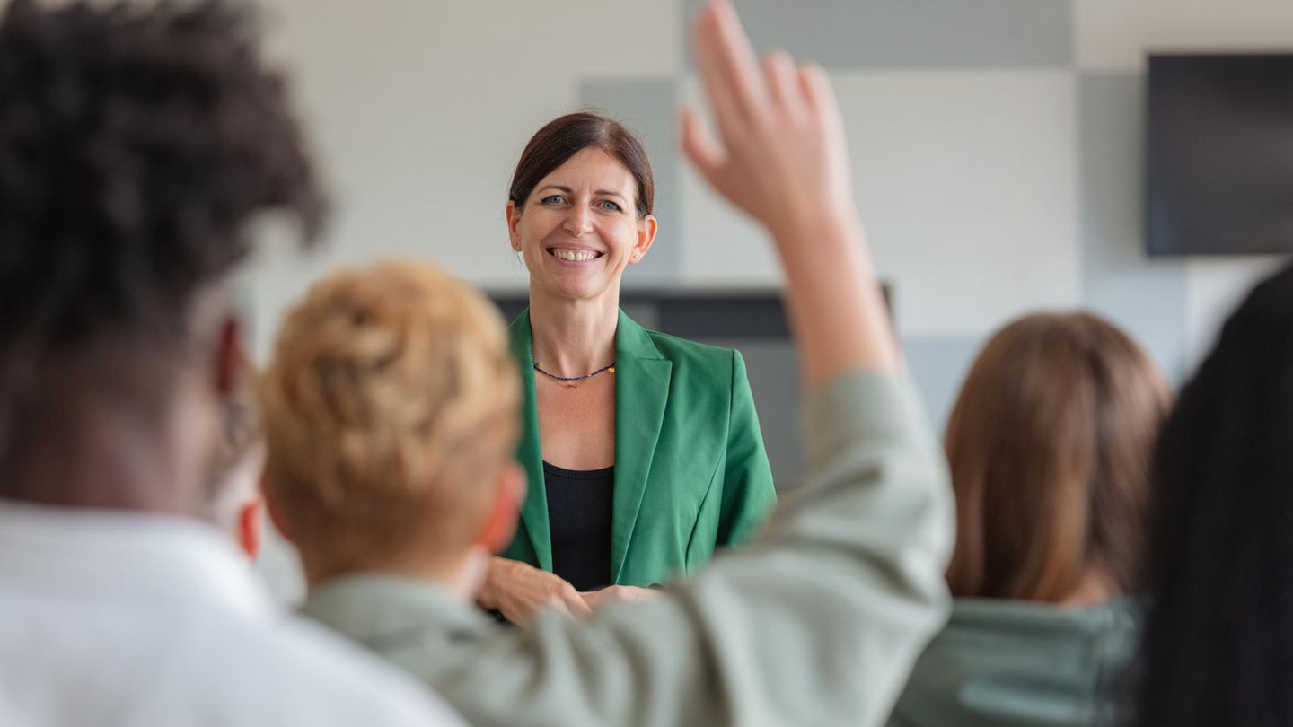 W - Weiterbildungsgutschein  Der Weiterbildungsgutschein ist ein Förderinstrument der Bundesagentur für Arbeit, das Arbeitslosen oder von Arbeitslosigkeit bedrohten Personen die Teilnahme an einer beruflichen Weiterbildung ermöglicht. Der Gutschein deckt die Kosten für die Weiterbildung und wird an zertifizierte Bildungsanbieter ausgegeben. Ziel ist es, die Beschäftigungsfähigkeit der Teilnehmer zu erhöhen und ihre Chancen auf dem Arbeitsmarkt zu verbessern.