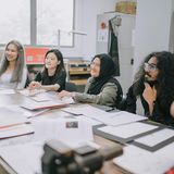 V - Volkshochschule (VHS)  Die Volkshochschule (VHS) ist eine der wichtigsten Einrichtungen der Erwachsenenbildung in Deutschland. Sie bietet ein breites Spektrum an Kursen und Veranstaltungen an, die von Sprachkursen über berufliche Weiterbildungen bis hin zu kulturellen und gesundheitlichen Themen reichen. Die VHS ist für alle Bevölkerungsgruppen offen und wird oft von Kommunen gefördert, sodass die Teilnahmegebühren relativ niedrig sind.