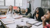 V - Volkshochschule (VHS)  Die Volkshochschule (VHS) ist eine der wichtigsten Einrichtungen der Erwachsenenbildung in Deutschland. Sie bietet ein breites Spektrum an Kursen und Veranstaltungen an, die von Sprachkursen über berufliche Weiterbildungen bis hin zu kulturellen und gesundheitlichen Themen reichen. Die VHS ist für alle Bevölkerungsgruppen offen und wird oft von Kommunen gefördert, sodass die Teilnahmegebühren relativ niedrig sind.