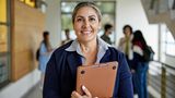 U - Umschulung  Eine Umschulung ist eine Form der beruflichen Weiterbildung, die dazu dient, eine neue berufliche Qualifikation in einem anderen Berufsfeld zu erwerben. Sie richtet sich an Menschen, die aus gesundheitlichen Gründen, wegen Arbeitslosigkeit oder anderen Gründen ihren ursprünglichen Beruf nicht mehr ausüben können oder wollen. Umschulungen dauern in der Regel zwei bis drei Jahre und enden mit einem anerkannten Abschluss.
