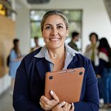 U - Umschulung  Eine Umschulung ist eine Form der beruflichen Weiterbildung, die dazu dient, eine neue berufliche Qualifikation in einem anderen Berufsfeld zu erwerben. Sie richtet sich an Menschen, die aus gesundheitlichen Gründen, wegen Arbeitslosigkeit oder anderen Gründen ihren ursprünglichen Beruf nicht mehr ausüben können oder wollen. Umschulungen dauern in der Regel zwei bis drei Jahre und enden mit einem anerkannten Abschluss.