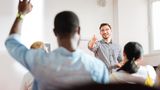 T - Train-the-Trainer  Train-the-Trainer ist ein Konzept, bei dem Personen, die als Trainer tätig sind oder werden wollen, speziell geschult werden. Diese Ausbildung zielt darauf ab, didaktische und methodische Fähigkeiten zu vermitteln, die notwendig sind, um selbstständig Bildungsmaßnahmen durchzuführen. Solche Trainings sind insbesondere in der beruflichen Weiterbildung wichtig, um sicherzustellen, dass Trainer ihre Inhalte effektiv und verständlich vermitteln können.