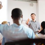 T - Train-the-Trainer  Train-the-Trainer ist ein Konzept, bei dem Personen, die als Trainer tätig sind oder werden wollen, speziell geschult werden. Diese Ausbildung zielt darauf ab, didaktische und methodische Fähigkeiten zu vermitteln, die notwendig sind, um selbstständig Bildungsmaßnahmen durchzuführen. Solche Trainings sind insbesondere in der beruflichen Weiterbildung wichtig, um sicherzustellen, dass Trainer ihre Inhalte effektiv und verständlich vermitteln können.