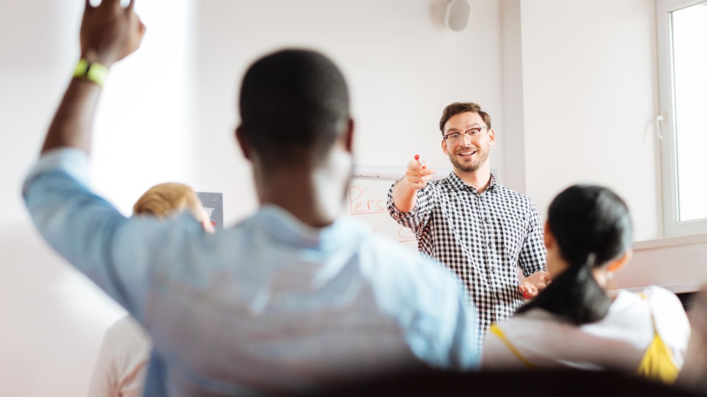 T - Train-the-Trainer  Train-the-Trainer ist ein Konzept, bei dem Personen, die als Trainer tätig sind oder werden wollen, speziell geschult werden. Diese Ausbildung zielt darauf ab, didaktische und methodische Fähigkeiten zu vermitteln, die notwendig sind, um selbstständig Bildungsmaßnahmen durchzuführen. Solche Trainings sind insbesondere in der beruflichen Weiterbildung wichtig, um sicherzustellen, dass Trainer ihre Inhalte effektiv und verständlich vermitteln können.