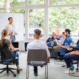 S - Sprachkurse  Sprachkurse sind Bildungsangebote, die dazu dienen, eine neue Sprache zu erlernen oder vorhandene Sprachkenntnisse zu verbessern. Sie sind besonders wichtig für Migranten zur Integration in den Arbeitsmarkt und die Gesellschaft. Aber auch beruflich kann das Erlernen einer Fremdsprache von großem Nutzen sein, beispielsweise für internationale Geschäftsbeziehungen. Sprachkurse werden häufig von Volkshochschulen, Sprachschulen und Online-Anbietern angeboten.