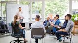S - Sprachkurse  Sprachkurse sind Bildungsangebote, die dazu dienen, eine neue Sprache zu erlernen oder vorhandene Sprachkenntnisse zu verbessern. Sie sind besonders wichtig für Migranten zur Integration in den Arbeitsmarkt und die Gesellschaft. Aber auch beruflich kann das Erlernen einer Fremdsprache von großem Nutzen sein, beispielsweise für internationale Geschäftsbeziehungen. Sprachkurse werden häufig von Volkshochschulen, Sprachschulen und Online-Anbietern angeboten.