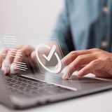 Q - Qualitätsmanagement in der Weiterbildung  Qualitätsmanagement in der Weiterbildung bezieht sich auf die systematische Planung, Steuerung und Überwachung von Bildungsprozessen, um die Qualität der Bildungsangebote sicherzustellen und kontinuierlich zu verbessern. Dies kann durch die Einhaltung von Standards, Zertifizierungen (z.B. ISO 9001) und Feedbacksysteme erfolgen. Ein gutes Qualitätsmanagement trägt zur Zufriedenheit der Teilnehmer und zur Effektivität der Bildungsmaßnahmen bei.