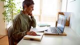 O - Online-Kurse  Online-Kurse sind Bildungsangebote, die vollständig über das Internet durchgeführt werden. Sie bieten eine flexible und ortsunabhängige Möglichkeit, neue Kenntnisse und Fähigkeiten zu erwerben. Online-Kurse decken ein breites Spektrum an Themen ab, von beruflichen Qualifikationen über Sprachen bis hin zu persönlichen Interessen. Sie können sowohl synchron (live) als auch asynchron (auf Abruf) durchgeführt werden.