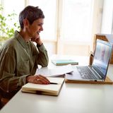 O - Online-Kurse  Online-Kurse sind Bildungsangebote, die vollständig über das Internet durchgeführt werden. Sie bieten eine flexible und ortsunabhängige Möglichkeit, neue Kenntnisse und Fähigkeiten zu erwerben. Online-Kurse decken ein breites Spektrum an Themen ab, von beruflichen Qualifikationen über Sprachen bis hin zu persönlichen Interessen. Sie können sowohl synchron (live) als auch asynchron (auf Abruf) durchgeführt werden.