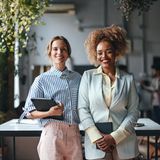 M - Mentoring  Mentoring ist eine Form der beruflichen Unterstützung, bei der eine erfahrene Person (der Mentor) eine weniger erfahrene Person (den Mentee) bei ihrer beruflichen Entwicklung begleitet und berät. Mentoren teilen ihr Wissen, ihre Erfahrungen und geben Feedback. Mentoring wird häufig in Unternehmen eingesetzt, um Nachwuchskräfte zu fördern und sie auf Führungsaufgaben vorzubereiten.