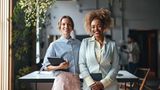 M - Mentoring  Mentoring ist eine Form der beruflichen Unterstützung, bei der eine erfahrene Person (der Mentor) eine weniger erfahrene Person (den Mentee) bei ihrer beruflichen Entwicklung begleitet und berät. Mentoren teilen ihr Wissen, ihre Erfahrungen und geben Feedback. Mentoring wird häufig in Unternehmen eingesetzt, um Nachwuchskräfte zu fördern und sie auf Führungsaufgaben vorzubereiten.