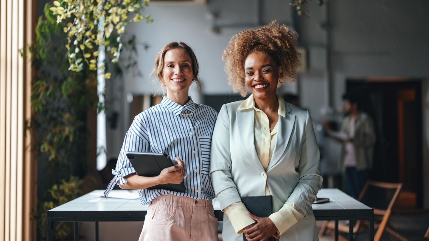 M - Mentoring  Mentoring ist eine Form der beruflichen Unterstützung, bei der eine erfahrene Person (der Mentor) eine weniger erfahrene Person (den Mentee) bei ihrer beruflichen Entwicklung begleitet und berät. Mentoren teilen ihr Wissen, ihre Erfahrungen und geben Feedback. Mentoring wird häufig in Unternehmen eingesetzt, um Nachwuchskräfte zu fördern und sie auf Führungsaufgaben vorzubereiten.