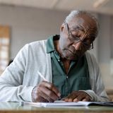 L - Lebenslanges Lernen  Lebenslanges Lernen ist das Konzept, dass Menschen kontinuierlich über ihr gesamtes Leben hinweg lernen, um ihre Fähigkeiten und Kenntnisse zu erweitern und an die sich verändernden Anforderungen der Gesellschaft und des Arbeitsmarktes anzupassen. Es umfasst formelle und informelle Bildungsprozesse und wird als Schlüssel zur persönlichen und beruflichen Weiterentwicklung angesehen.