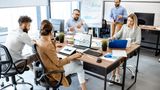 J - Joborientierte Weiterbildung  Joborientierte Weiterbildung bezeichnet Bildungsmaßnahmen, die gezielt auf die Anforderungen des Arbeitsmarktes und spezifische Berufsbilder ausgerichtet sind. Diese Weiterbildungen sollen die Teilnehmer auf konkrete Aufgaben und Tätigkeiten vorbereiten, die in bestimmten Berufen oder Branchen gefragt sind. Dazu gehören beispielsweise Kurse zur Digitalisierung, Sprachkurse oder technische Qualifikationen.