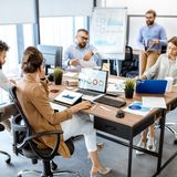 J - Joborientierte Weiterbildung  Joborientierte Weiterbildung bezeichnet Bildungsmaßnahmen, die gezielt auf die Anforderungen des Arbeitsmarktes und spezifische Berufsbilder ausgerichtet sind. Diese Weiterbildungen sollen die Teilnehmer auf konkrete Aufgaben und Tätigkeiten vorbereiten, die in bestimmten Berufen oder Branchen gefragt sind. Dazu gehören beispielsweise Kurse zur Digitalisierung, Sprachkurse oder technische Qualifikationen.