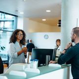 I - Industrie- und Handelskammer (IHK)  Die Industrie- und Handelskammer (IHK) ist eine Einrichtung, die Unternehmen berät und unterstützt. Sie spielt auch eine zentrale Rolle in der beruflichen Weiterbildung. Die IHK bietet verschiedene Weiterbildungsangebote an, darunter Fachwirte, Betriebswirte und Meisterkurse. Zudem nimmt sie Prüfungen ab und verleiht Abschlüsse, die bundesweit anerkannt sind.