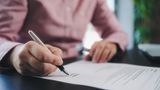 H - Hochschulzertifikate  Hochschulzertifikate sind akademische Qualifikationen, die durch den erfolgreichen Abschluss von Weiterbildungsangeboten an Hochschulen erworben werden. Sie sind oft kürzer und weniger umfassend als ein vollständiges Studium und konzentrieren sich auf spezielle Themenbereiche. Hochschulzertifikate können berufsbegleitend erworben werden und dienen der Vertiefung oder Erweiterung spezifischer Fachkenntnisse.