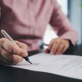 H - Hochschulzertifikate  Hochschulzertifikate sind akademische Qualifikationen, die durch den erfolgreichen Abschluss von Weiterbildungsangeboten an Hochschulen erworben werden. Sie sind oft kürzer und weniger umfassend als ein vollständiges Studium und konzentrieren sich auf spezielle Themenbereiche. Hochschulzertifikate können berufsbegleitend erworben werden und dienen der Vertiefung oder Erweiterung spezifischer Fachkenntnisse.