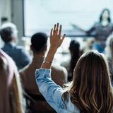 G - Grundbildung für Erwachsene  Grundbildung für Erwachsene bezieht sich auf Bildungsangebote, die grundlegende Kenntnisse und Fähigkeiten vermitteln, die für das Alltagsleben und die Arbeitswelt erforderlich sind. Dazu gehören Lesen, Schreiben, Rechnen und digitale Kompetenzen. Diese Angebote richten sich insbesondere an Erwachsene, die in ihrer Schulzeit nicht ausreichend Grundbildung erworben haben oder diese Fähigkeiten später verloren haben.