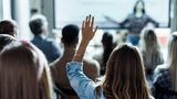G - Grundbildung für Erwachsene  Grundbildung für Erwachsene bezieht sich auf Bildungsangebote, die grundlegende Kenntnisse und Fähigkeiten vermitteln, die für das Alltagsleben und die Arbeitswelt erforderlich sind. Dazu gehören Lesen, Schreiben, Rechnen und digitale Kompetenzen. Diese Angebote richten sich insbesondere an Erwachsene, die in ihrer Schulzeit nicht ausreichend Grundbildung erworben haben oder diese Fähigkeiten später verloren haben.
