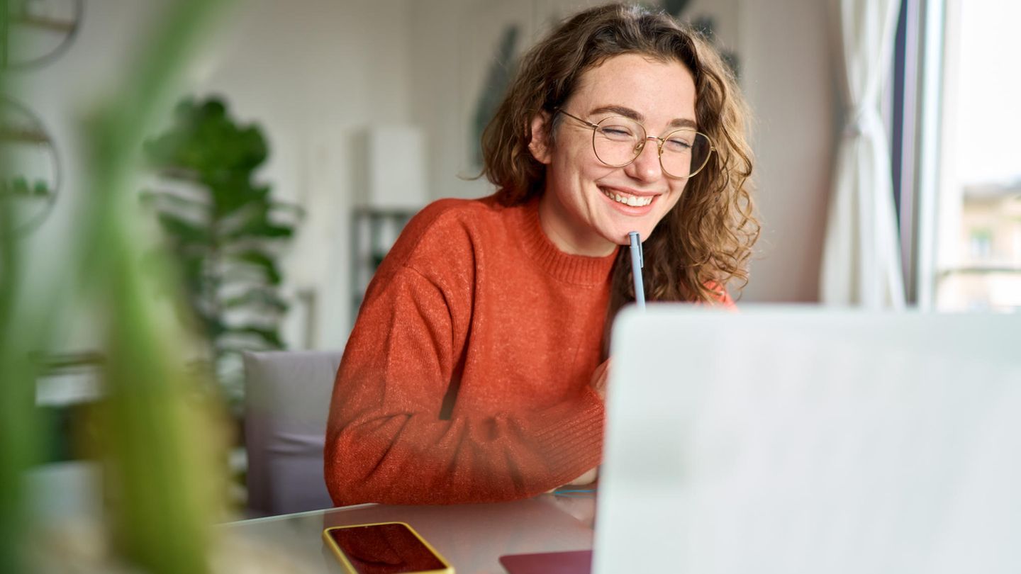 F - Fernstudium  Ein Fernstudium ist eine Form des Studiums, bei der die Teilnehmer größtenteils ortsunabhängig lernen. Studienmaterialien werden per Post, E-Mail oder über Lernplattformen bereitgestellt. Prüfungen können oft online abgelegt werden. Das Fernstudium ist besonders geeignet für Berufstätige, die sich neben dem Job weiterqualifizieren möchten. Es ermöglicht ein hohes Maß an Flexibilität und Selbstorganisation.