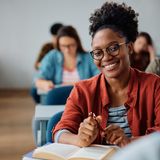 E - Erwachsenenbildung  Erwachsenenbildung bezieht sich auf alle Formen der formellen und informellen Bildung, die speziell für Erwachsene konzipiert sind. Sie umfasst eine Vielzahl von Bildungsangeboten, die sowohl berufliche als auch persönliche Entwicklung fördern. Beispiele sind Volkshochschulkurse, berufliche Weiterbildungen, Sprachkurse oder politische Bildung. Ziel der Erwachsenenbildung ist es, lebenslanges Lernen zu ermöglichen.