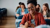E - Erwachsenenbildung  Erwachsenenbildung bezieht sich auf alle Formen der formellen und informellen Bildung, die speziell für Erwachsene konzipiert sind. Sie umfasst eine Vielzahl von Bildungsangeboten, die sowohl berufliche als auch persönliche Entwicklung fördern. Beispiele sind Volkshochschulkurse, berufliche Weiterbildungen, Sprachkurse oder politische Bildung. Ziel der Erwachsenenbildung ist es, lebenslanges Lernen zu ermöglichen.