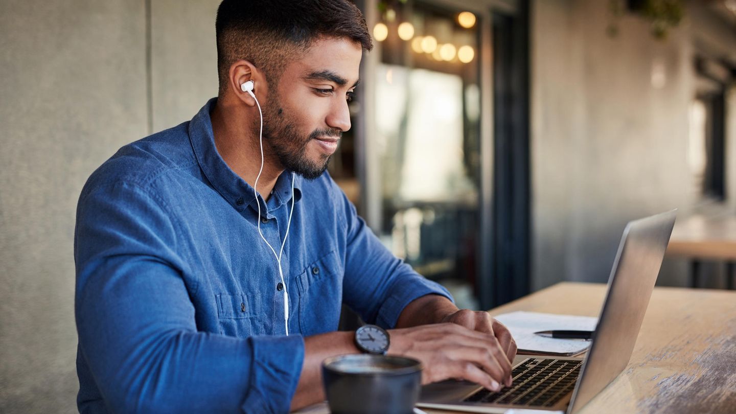 D - Digitales Lernen  Digitales Lernen bezeichnet den Einsatz von digitalen Medien und Technologien im Bildungsprozess. Es umfasst E-Learning, Blended Learning, Webinare und den Einsatz von Lernplattformen. Dabei werden Inhalte häufig in Form von Videos, interaktiven Modulen oder Online-Kursen vermittelt. Digitales Lernen ermöglicht flexibles und ortsunabhängiges Lernen, was besonders für berufstätige Erwachsene attraktiv ist.