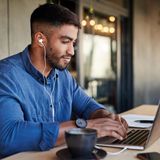 D - Digitales Lernen  Digitales Lernen bezeichnet den Einsatz von digitalen Medien und Technologien im Bildungsprozess. Es umfasst E-Learning, Blended Learning, Webinare und den Einsatz von Lernplattformen. Dabei werden Inhalte häufig in Form von Videos, interaktiven Modulen oder Online-Kursen vermittelt. Digitales Lernen ermöglicht flexibles und ortsunabhängiges Lernen, was besonders für berufstätige Erwachsene attraktiv ist.