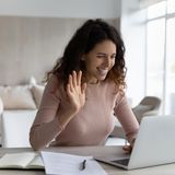 C - Coaching  Coaching ist eine individuelle Form der Beratung und Unterstützung, die darauf abzielt, die persönlichen und beruflichen Fähigkeiten einer Person zu entwickeln. Es handelt sich um einen Prozess, bei dem der Coach dem Coachee hilft, eigene Lösungen für Herausforderungen zu finden, Ziele zu definieren und Wege zu deren Erreichung zu entwickeln. Coaching wird häufig in beruflichen Kontexten eingesetzt, etwa zur Karriereentwicklung oder zur Verbesserung von Führungsqualitäten.