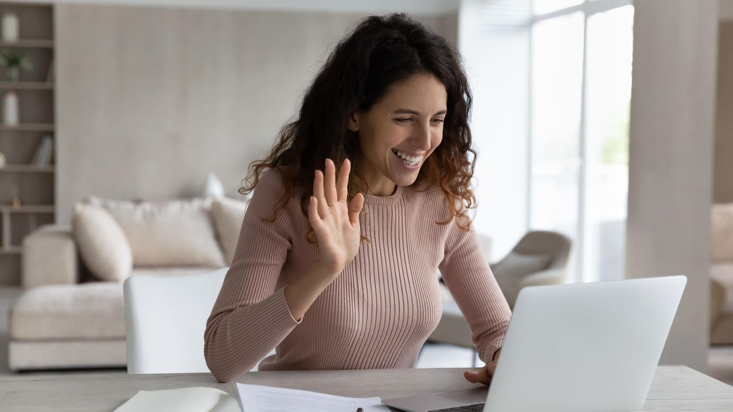 A-Z der Weiterbildung: C - Coaching Coaching ist eine individuelle Form der Beratung und Unterstützung, die darauf abzielt, die persönlichen und beruflichen Fähigkeiten einer Person zu entwickeln. Es handelt sich um einen Prozess, bei dem der Coach dem Coachee hilft, eigene Lösungen für Herausforderungen zu finden, Ziele zu definieren und Wege zu deren Erreichung zu entwickeln. Coaching wird häufig in beruflichen Kontexten eingesetzt, etwa zur Karriereentwicklung oder zur Verbesserung von Führungsqualitäten. C - Coaching Coaching ist eine individuelle Form der Beratung und Unterstützung, die darauf abzielt, die persönlichen und beruflichen Fähigkeiten einer Person zu entwickeln. Es handelt sich um einen Prozess, bei dem der Coach dem Coachee hilft, eigene Lösungen für Herausforderungen zu finden, Ziele zu definieren und Wege zu deren Erreichung zu entwickeln. Coaching wird häufig in beruflichen Kontexten eingesetzt, etwa zur Karriereentwicklung oder zur Verbesserung von Führungsqualitäten.