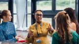 B - Berufliche Weiterbildung  Berufliche Weiterbildung umfasst alle Bildungsmaßnahmen, die dazu dienen, die beruflichen Kenntnisse, Fähigkeiten und Fertigkeiten zu erhalten, zu erweitern oder zu verbessern. Ziel ist es, die Beschäftigungsfähigkeit zu sichern und zu erhöhen. Diese Weiterbildungen können in Form von Seminaren, Lehrgängen, Workshops oder durch selbstgesteuertes Lernen erfolgen. Sie werden oft von Unternehmen, Volkshochschulen oder privaten Bildungsanbietern organisiert.