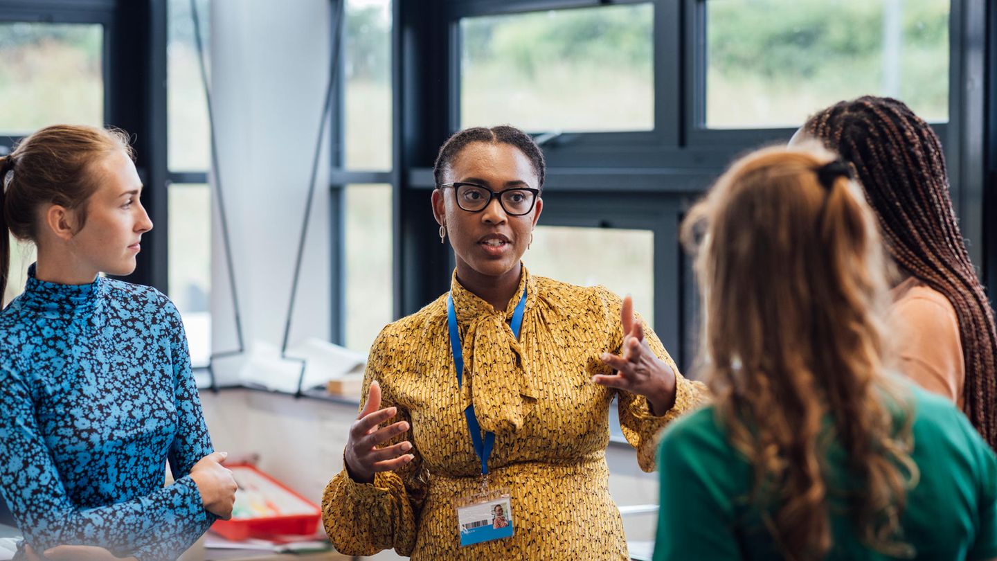A-Z der Weiterbildung: B - Berufliche Weiterbildung Berufliche Weiterbildung umfasst alle Bildungsmaßnahmen, die dazu dienen, die beruflichen Kenntnisse, Fähigkeiten und Fertigkeiten zu erhalten, zu erweitern oder zu verbessern. Ziel ist es, die Beschäftigungsfähigkeit zu sichern und zu erhöhen. Diese Weiterbildungen können in Form von Seminaren, Lehrgängen, Workshops oder durch selbstgesteuertes Lernen erfolgen. Sie werden oft von Unternehmen, Volkshochschulen oder privaten Bildungsanbietern organisiert. B - Berufliche Weiterbildung Berufliche Weiterbildung umfasst alle Bildungsmaßnahmen, die dazu dienen, die beruflichen Kenntnisse, Fähigkeiten und Fertigkeiten zu erhalten, zu erweitern oder zu verbessern. Ziel ist es, die Beschäftigungsfähigkeit zu sichern und zu erhöhen. Diese Weiterbildungen können in Form von Seminaren, Lehrgängen, Workshops oder durch selbstgesteuertes Lernen erfolgen. Sie werden oft von Unternehmen, Volkshochschulen oder privaten Bildungsanbietern organisiert.