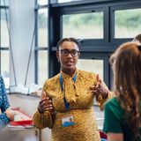 B - Berufliche Weiterbildung  Berufliche Weiterbildung umfasst alle Bildungsmaßnahmen, die dazu dienen, die beruflichen Kenntnisse, Fähigkeiten und Fertigkeiten zu erhalten, zu erweitern oder zu verbessern. Ziel ist es, die Beschäftigungsfähigkeit zu sichern und zu erhöhen. Diese Weiterbildungen können in Form von Seminaren, Lehrgängen, Workshops oder durch selbstgesteuertes Lernen erfolgen. Sie werden oft von Unternehmen, Volkshochschulen oder privaten Bildungsanbietern organisiert.