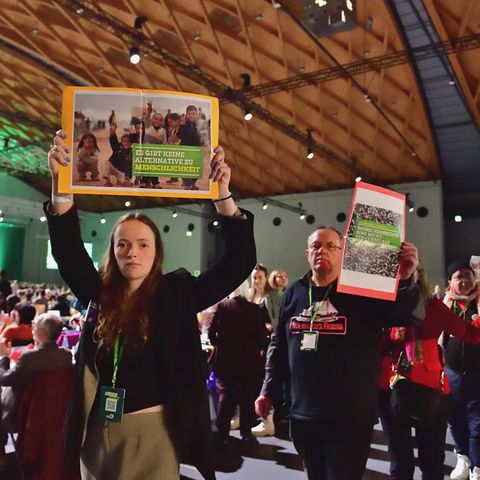Beim Grünen-Parteitag im November 2023 demonstrieren Mitglieder gegen eine Asylrechtsverschärfung