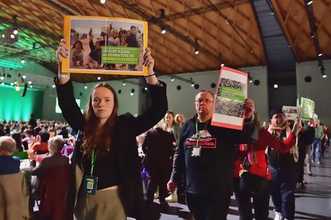 Beim Grünen-Parteitag im November 2023 demonstrieren Mitglieder gegen eine Asylrechtsverschärfung