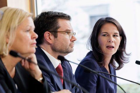 Faeser, Buschmann und Baerbock reden zur Presse zum Thema Grenzkontrollen