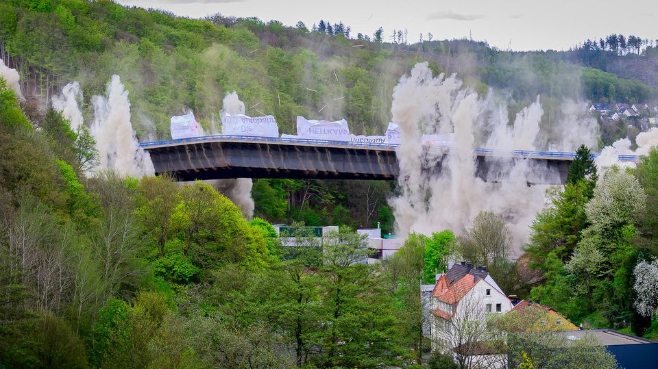 Abbruch einer Autobahnbrücke auf der A45