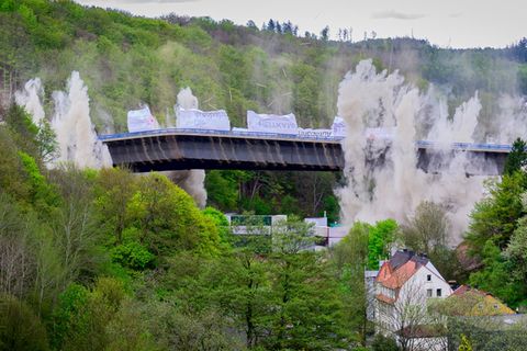 Sprengung einer Autobahnbrücke an der A45
