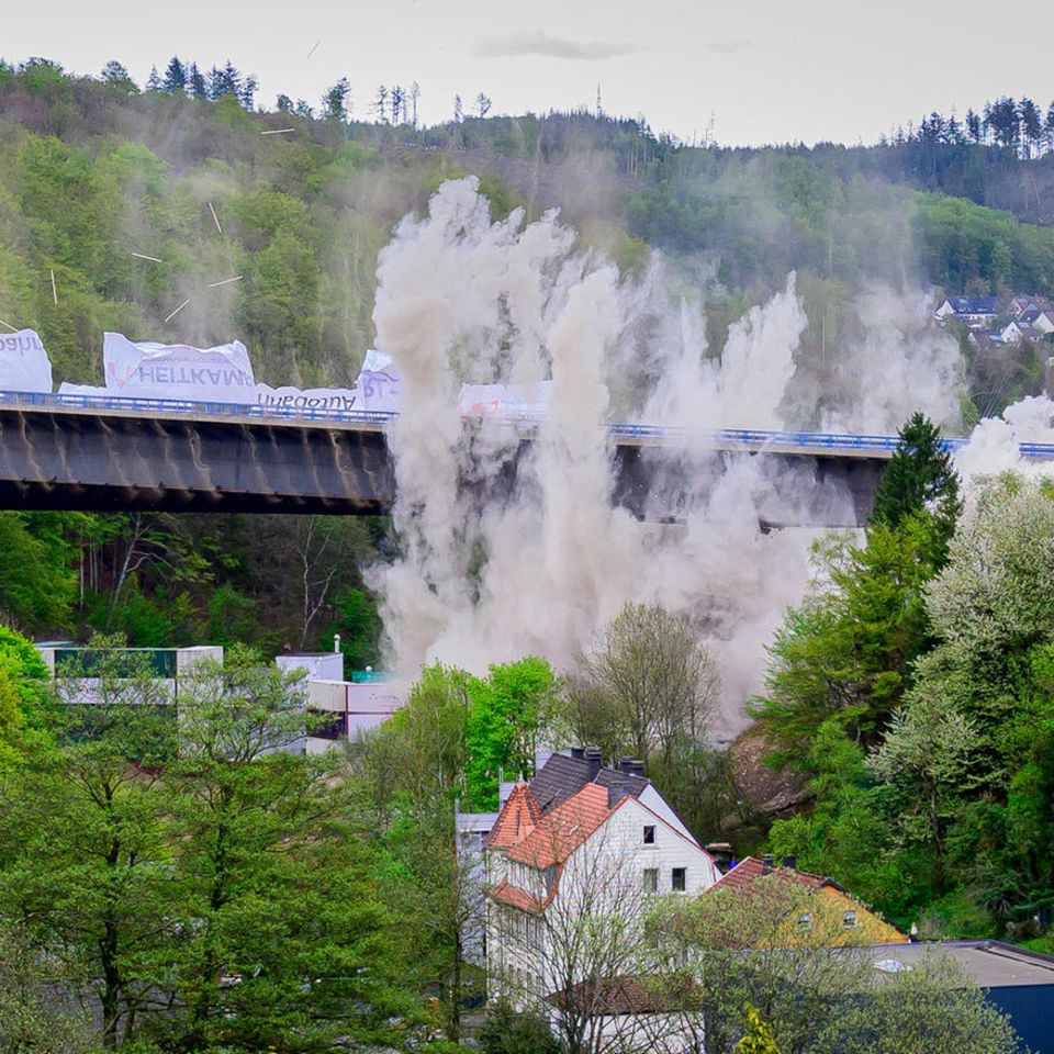 Sprengung einer Autobahnbrücke an der A45