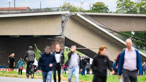 Passanten, Polizisten und Bauleiter sind fassungslos über den Einbruch der Brücke. Teile davon sollten im nächsten Jahr saniert werden und galten bisher nicht als einsturzgefährdet.