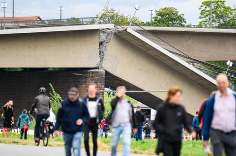 Passanten, Polizisten und Bauleiter sind fassungslos über den Einbruch der Brücke. Teile davon sollten im nächsten Jahr saniert werden und galten bisher nicht als einsturzgefährdet.