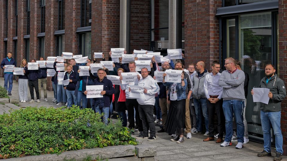 Am 11. September 2024 protestierten zahlreiche Mitarbeiter vor der Hamburger Zentrale der DB Schenker AG gegen einen möglichen Verkauf ihres Unternehmens an die dänische Spedition DSV