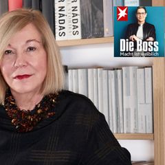 Literaturagentin Karin Graf steht vor einem großen Bücherregal mit Romanen