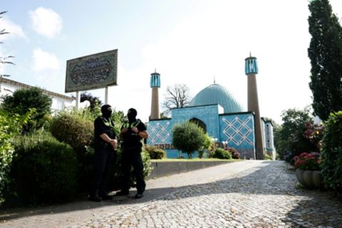 Polizisten vor Hamburger Blauer Moschee