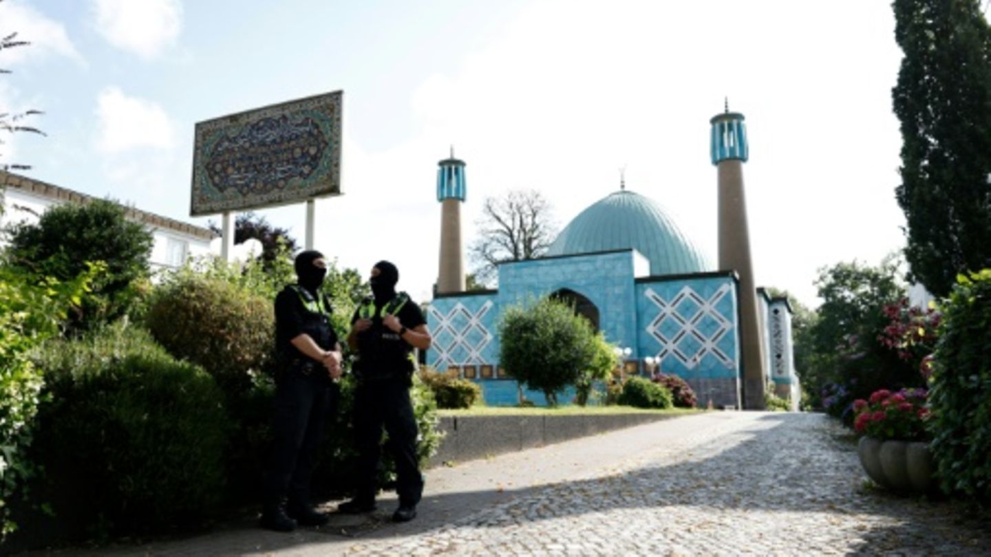 Polizisten vor Hamburger Blauer Moschee
